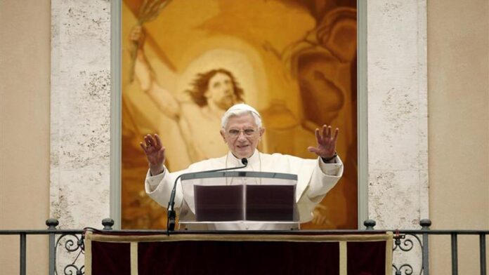 Benedicto XVI fallece a pocos meses de cumplir 96 años, convirtiéndose en el segundo pontífice más longevo de la historia. Su dimisión marcó un camino inédito para los Papas. Su pontificado estuvo envuelto por las polémicas filtraciones y los escándalos de abusos. Ratzinger muere sin rendir cuentas sobre su papel en un posible encubrimiento de un caso de abusos en su época como arzobispo de Múnich