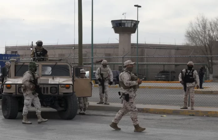 Comando armado ataca prisión al norte de México, deja varios muertos y fuga de reos