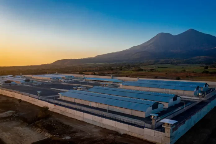 Presagian corrupción en el secretismo de Bukele en la construcción de la cárcel más grande de América