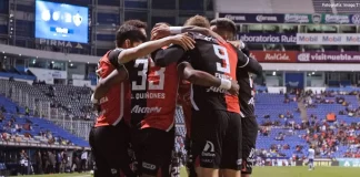 Julián Quiñones y Brian Lozano no tuvieron piedad de la Franja y se lucieron con golazos.