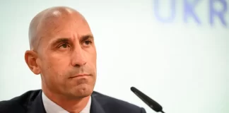 La Comisión disciplinaria de la FIFA tomó la decisión de suspender provisionalmente a Luis Rubiales, presidente de la Real Federación Española de Fútbol. La entidad busca el cumplimiento de los derechos de la futbolista Jenni Hermoso. La suspensión tiene una duración de 90 días