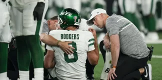 Rodgers sufrió la lesión en apenas su cuarta jugada de la temporada regular con su nuevo equipo.