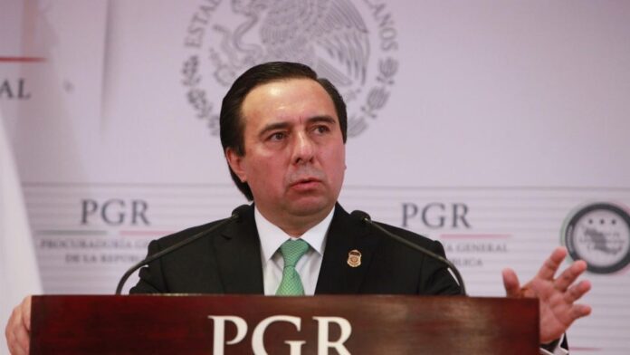 Zerón enfrenta una orden de aprehensión por la tortura, coalición de servidores públicos y desaparición de los 43 estudiantes de Ayotzinapa.