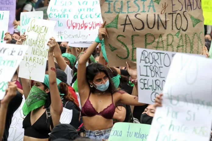 Una resolución del máximo tribunal de México declaró inconstitucional la penalización de la interrupción del embarazo a nivel federal.