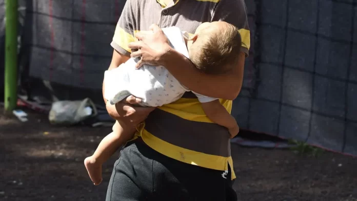 Tras la denuncia sobre el secuestro de un bebé en el estado de Nuevo León, las autoridades hallaron al menor en un domicilio donde el responsable y otra persona fumaban marihuana, por lo que el pequeño estaba intoxicado