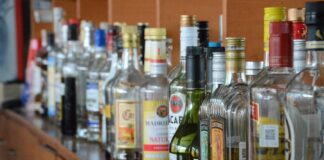 Necesario fortalecer sanciones contra establecimientos que vendan alcohol adulterado: Omar Bazán