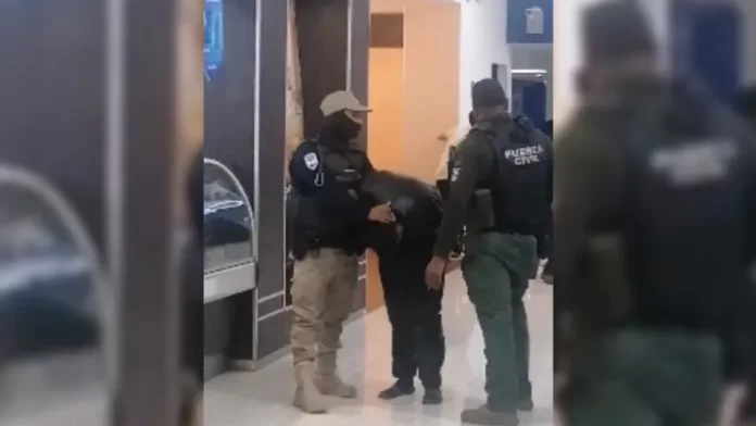 Hombre-detenido-en-Veracruz Tras recibir una llamada al 911, las autoridades se movilizaron y lograron controlar la situación sin que se registrara otro incidente o alguna persona resultara herida