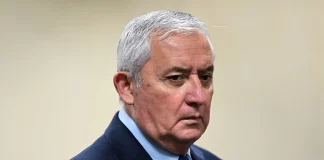 Esta pena es muy inferior a los 30 años de cárcel solicitados por la Fiscalía, dado que tanto Molina como la ex vicepresidenta Baldetti fueron absueltos del delito de enriquecimiento ilícito