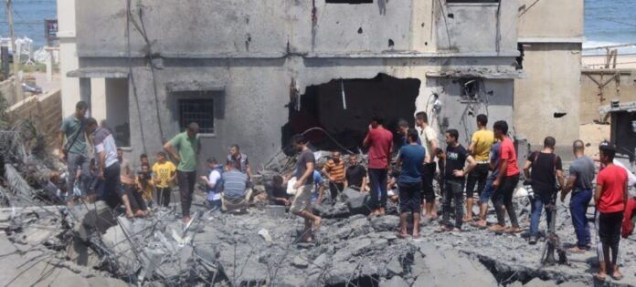 Palestinos-ruinas-Gaza-Ziad-Taleb-ONU Palestinos sobre las ruinas de edificaciones bombardeadas en la Franja de Gaza. El conflicto de décadas entre israelíes y palestinos dejó este año más de 170 muertos, incluyendo numerosos niños, según el coordinador de la ONU para el proceso de paz en Medio Oriente. Foto: Ziad Taleb/ONU