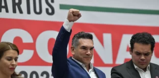 El polémico dirigente impone una reforma a los estatutos del partido que le garantizan permanecer más tiempo en el cargo y definir las candidaturas hacia el proceso electoral más grande de la historia mexicana