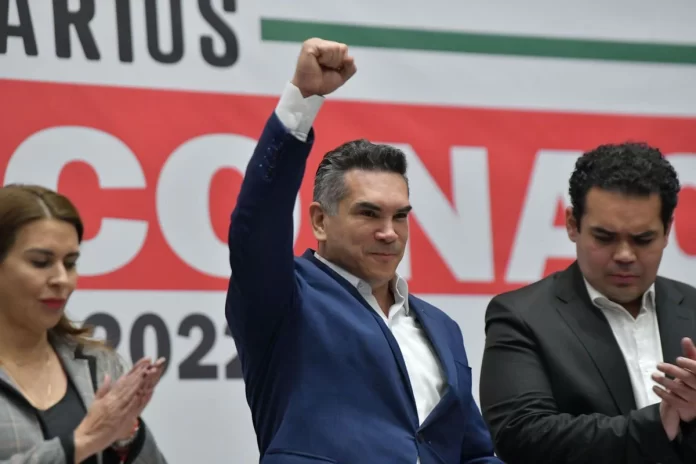 El polémico dirigente impone una reforma a los estatutos del partido que le garantizan permanecer más tiempo en el cargo y definir las candidaturas hacia el proceso electoral más grande de la historia mexicana