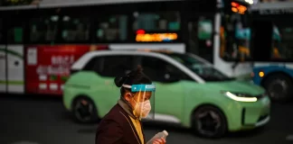 La cifra, muy cuestionada, se publica después de 15 días sin notificar fallecimientos, tras abandonar el país la controvertida política de ‘covid cero’