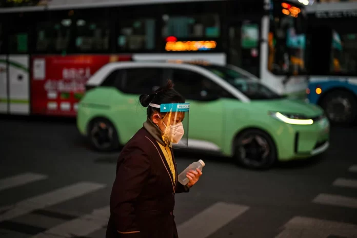 china-covid La cifra, muy cuestionada, se publica después de 15 días sin notificar fallecimientos, tras abandonar el país la controvertida política de ‘covid cero’