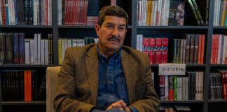 El panista anuncia su inminente salida del partido y abre una librería en el corazón de Chihuahua, donde una revancha de la actual mandataria lo persigue como una sombra