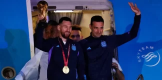 Encabezados por Messi, los nuevos campeones del mundo llegaron la madrugada de este martes al Aeropuerto Internacional de Ezeiza