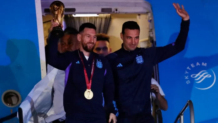 Encabezados por Messi, los nuevos campeones del mundo llegaron la madrugada de este martes al Aeropuerto Internacional de Ezeiza