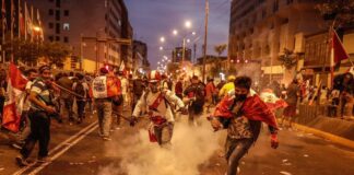 En las calles se repartían golpes, gases lacrimógenos y morían al menos dos personas, y en el interior del Congreso se discutía entre gritos y agresiones