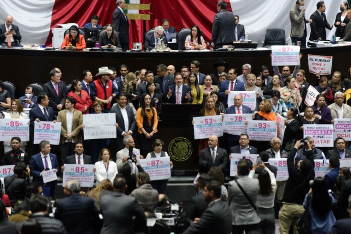 El paquete de leyes secundarias del presidente compacta la estructura del órgano autónomo y suaviza las sanciones contra servidores públicos y partidos políticos