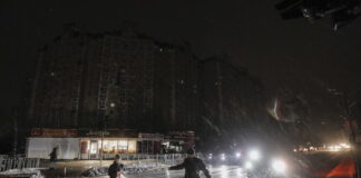 Grupos de voluntarios se esfuerzan para que las tropas de Ucrania no se queden sin suministro eléctrico pese a los reiterados bombardeos de Rusia