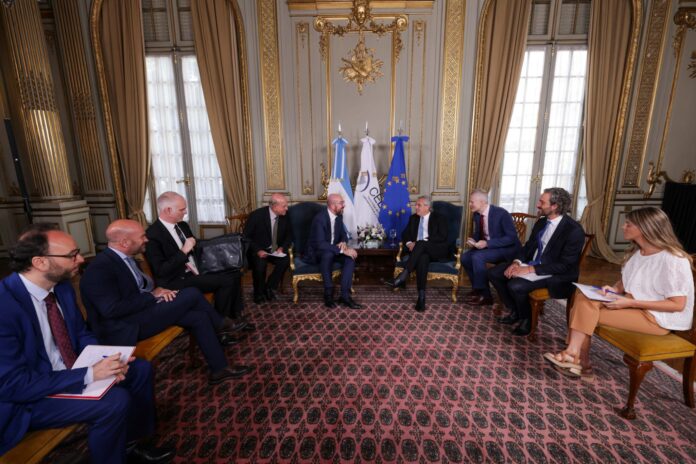 Consejo Europeo El presidente argentino se reunió con el titular del Consejo Europeo, Charles Michel, con el objetivo de alcanzar acuerdos en materias primas y energía