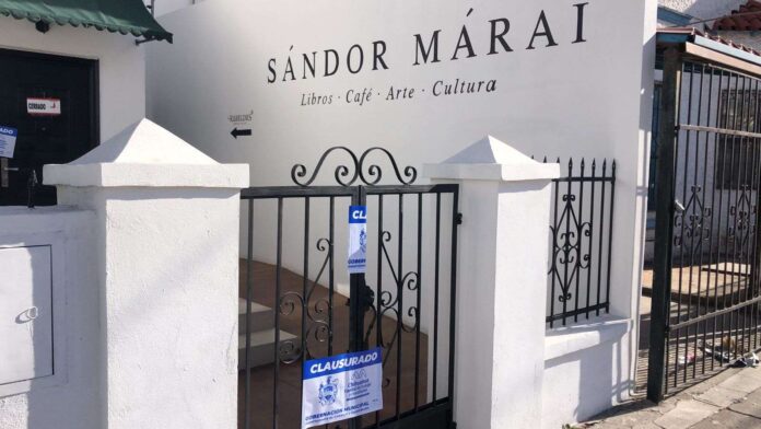 El nombre de la librería Sándor Márai, en homenaje al escritor y periodista húngaro clausurada por falta de permisos municipales