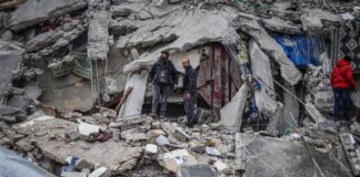 Un terremoto con epicentro en el sureste de Turquía, cerca de la frontera entre ambos países, ha derribado edificios en un área amplísima de cientos de kilómetros. Horas después, se ha producido en el mismo territorio un segundo terremoto de magnitud de 7,6