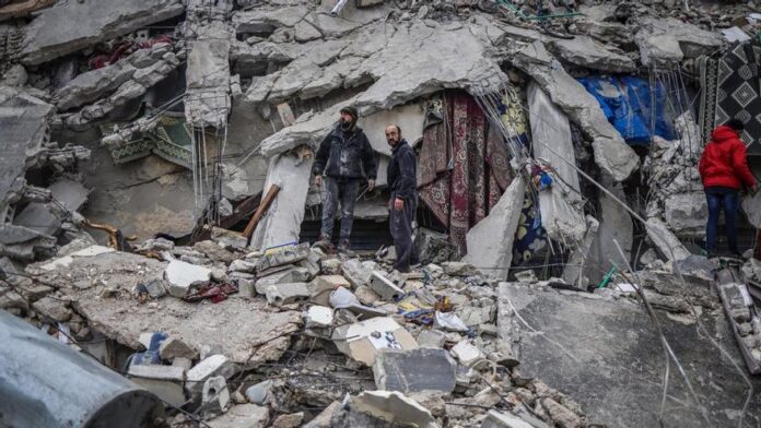 Un terremoto con epicentro en el sureste de Turquía, cerca de la frontera entre ambos países, ha derribado edificios en un área amplísima de cientos de kilómetros. Horas después, se ha producido en el mismo territorio un segundo terremoto de magnitud de 7,6