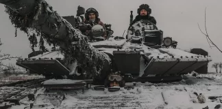 Cómo los refugiados se abren paso de Rusia a Ucrania en la región de Sumy, donde se dio la primera batalla en febrero de 2022.