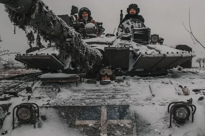 Cómo los refugiados se abren paso de Rusia a Ucrania en la región de Sumy, donde se dio la primera batalla en febrero de 2022.