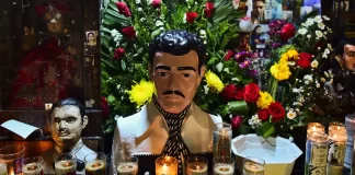Conocido también como "El bandido generoso", Jesús Malverde tiene su propio corrido, capillas y altares, siendo uno de los mayores referentes de la narcocultura