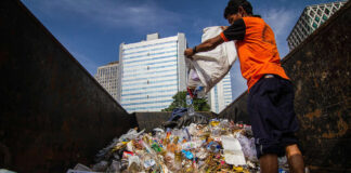 En una ciudad mexicana con edificaciones que dan cuenta de su modernización, un camión recoge desechos, principalmente plásticos, sin atender a mayores normas de cuidado para la salud y el entorno. La basura plástica es apenas la punta de un grave problema social y ambiental en América Latina y el Caribe