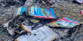 Detalle de libros de texto quemados por padres y madres mayas tzotziles de la comunidad de San Antonio el Monte, en el municipio de San Cristóbal de las Casas, Chiapas (México)
