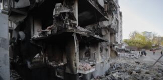 Daños de un edificio este viernes tras el bombardeo del jueves en Kiev, Ucrania. Diez personas fueron heridas durante el bombardeo según ha informado el Centro de Estrategias de Defensa. Las tropas rusas entraron en Ucrania el pasado 24 de febrero desembocando en una guerra y una destrucción en el país y resultando en severas sanciones económicas para Rusia por parte de los países del oeste. EFE/ Sergey Dolzhenko