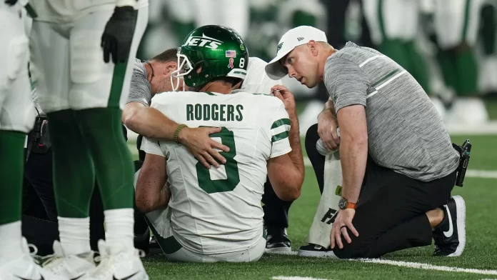 Rodgers sufrió la lesión en apenas su cuarta jugada de la temporada regular con su nuevo equipo.