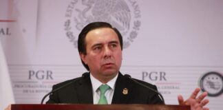 Zerón enfrenta una orden de aprehensión por la tortura, coalición de servidores públicos y desaparición de los 43 estudiantes de Ayotzinapa.