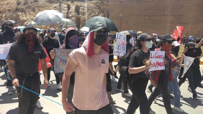 Estudiantes del Instituto de Artes de la UAEH denuncian que impostores pretendían reunirse con autoridades para poner fin al paro.
