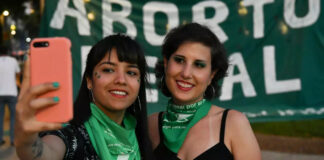El día por la legalización del aborto surgió en el V Encuentro Feminista Latinoamericano y del Caribe de 1990 por sugerencia de la delegación brasileña.