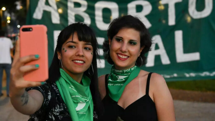 El día por la legalización del aborto surgió en el V Encuentro Feminista Latinoamericano y del Caribe de 1990 por sugerencia de la delegación brasileña.