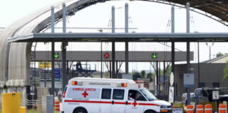 Civiles armados atacaron a fila autos en un puente internacional que comunica la localidad Miguel Alemán, en el estado de Tamaulipas, con Texas.