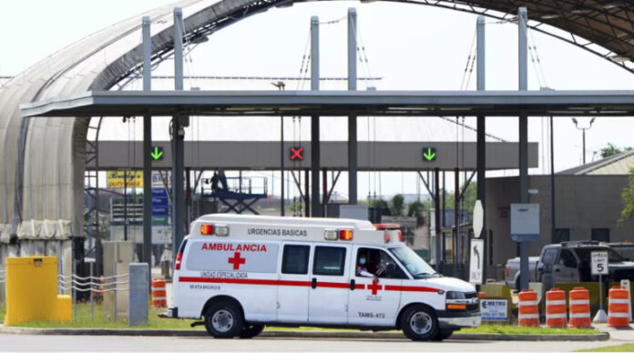 Civiles armados atacaron a fila autos en un puente internacional que comunica la localidad Miguel Alemán, en el estado de Tamaulipas, con Texas.