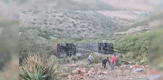 Un autobús turístico cayó a una barranca en el municipio de Villa Arriaga, en el estado mexicano de San Luis Potosí, dejando un saldo de al menos 10 personas muertas