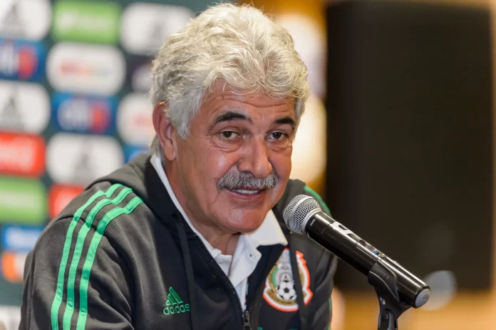 El Tuca Ferretti cuestionó el negocio que circula al rededor de la selección mexicana y sus juegos en Estados Unidos. El estratega brasileño asegura que hay jugadores que van a El Tri impuestos por empresas