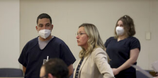 Evan Frostick (izquierda) y Madison Bernard (derecha) con la fiscal que presenta cargos contra ellos por asesinato contra su niña de 15 meses por ingerir fentanilo. Foto: AP.