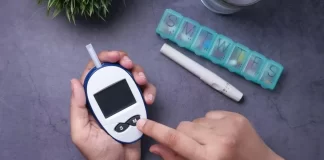 La enfermedad de la diabetes es producida por la falta de suficiente insulina en el cuerpo, lo que aumenta los niveles de glucosa en sangre