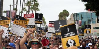 El Sindicato de Guionistas de Estados Unidos (WGA) en Hollywood anuncia que su huelga termina a la 1 de la mañana tras haber llegado a un acuerdo.