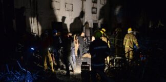 Miembros de emergencias inspeccionan la zona en la que ha tenido lugar el incendio.ZAID AL-OBEIDIAFP