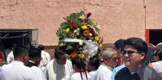 Al fondo, con la estola en blanco y oro y hablando con la niña monaguilla, el sacerdote de la diócesis de Ciudad Juárez, Istibal Valenzuela Olivas.