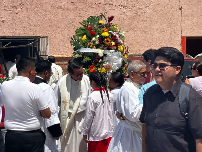 Al fondo, con la estola en blanco y oro y hablando con la niña monaguilla, el sacerdote de la diócesis de Ciudad Juárez, Istibal Valenzuela Olivas.