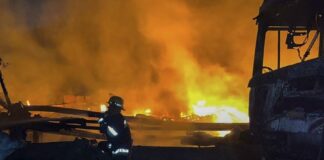 Imagen facilitada por el Servicio de Emergencia de Ucrania que muestra las labores de extinción de un incendio declarado en una infraestructura portuaria de Odesa tras el impacto de un dron. EFE/EPA/Servicio de Emergencia de Ucrania