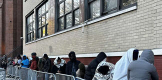 Los programas para migrantes de Nueva York están colapsando a medida que aumentan las tensiones raciales y la discriminación.